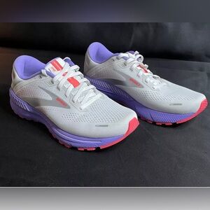 Brooks Adrenaline GTS 22 Size 9 Womens Brand New